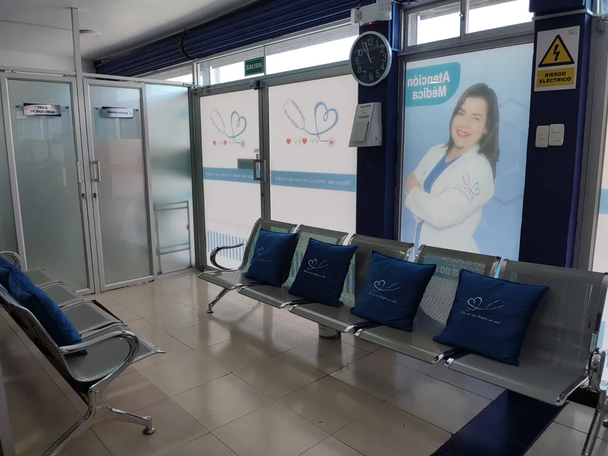 Sala de espera y ambiente de recepción · Centro Médico Ágape Salud